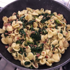Orecchiette con cime di rapa e salsiccia